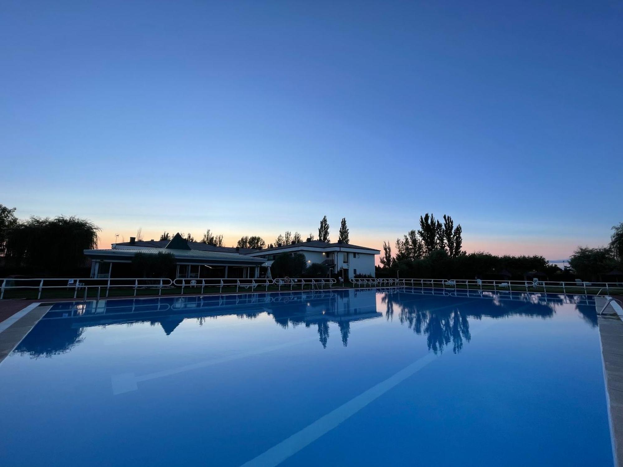 Hotel Valjunco Валенсия-де-Дон-Хуан Экстерьер фото